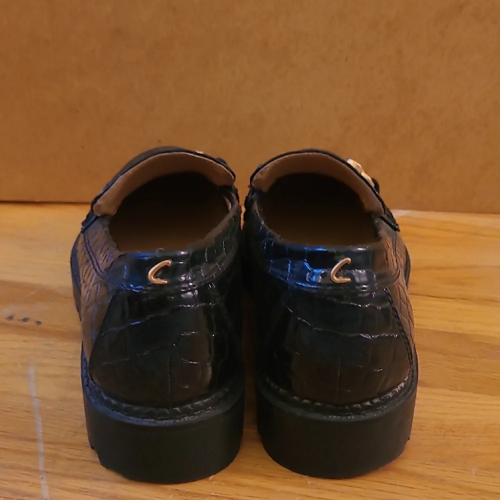 Chic Black Croc-Embossed Loafers with Gold Detail - Picture 3 of 7
